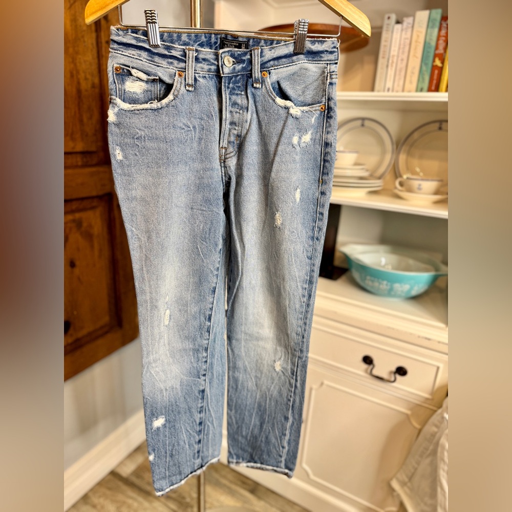 EUC Abercrombie & Fitch Ames Low Rise Slim Boyfriend Jeans 24 Short